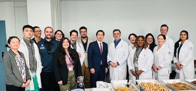 Dr. Rhee with residents and favulty 