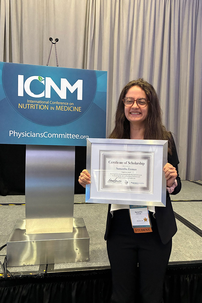 photo of Samantha Zinman holding award